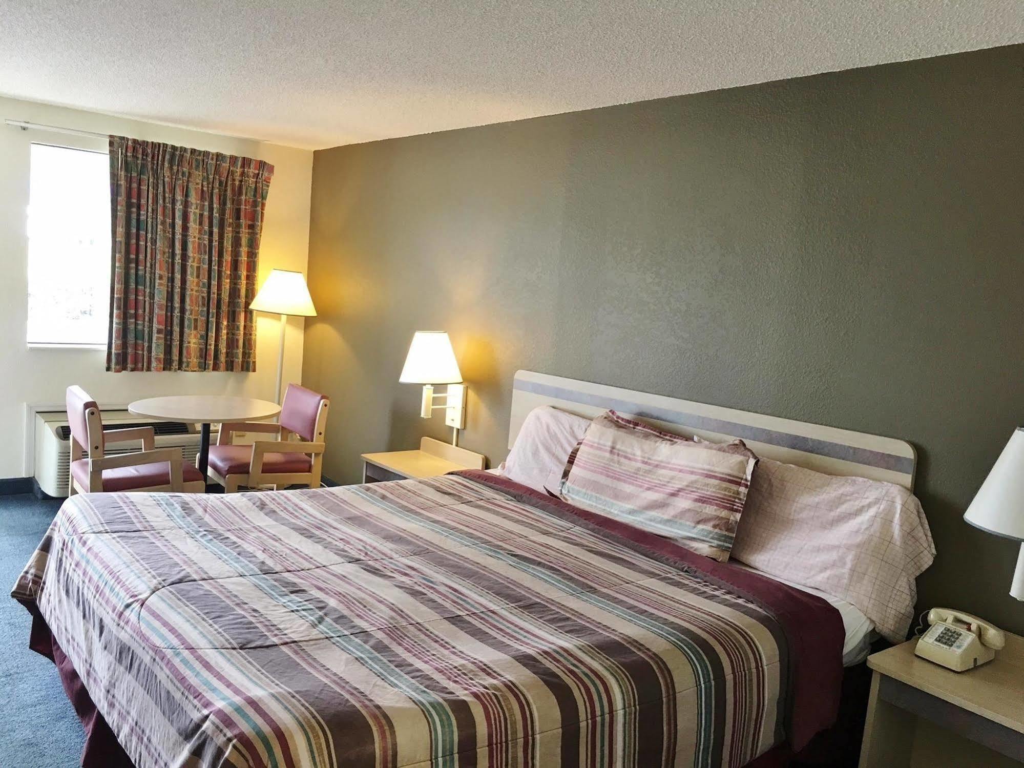 Rodeway Inn Elkton Exterior photo